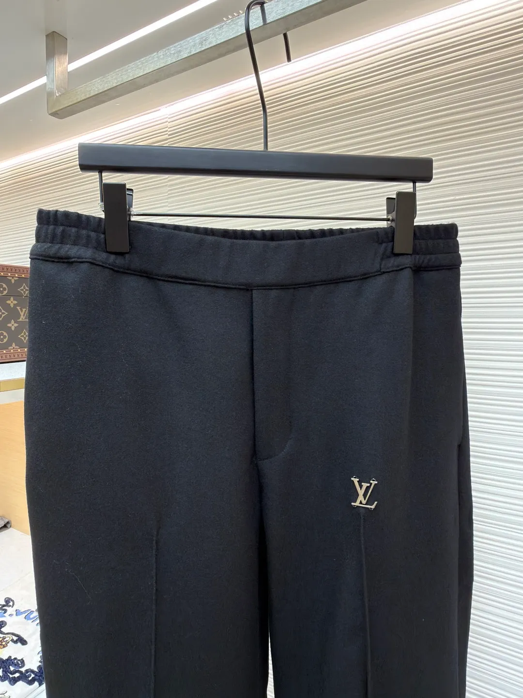 LOUISVUITTON iron label wool trousers ●Original version: purchased and developed for 11000 ●Item number: 1681828-A90 ●Fabric: wool blended fabric ●Technology: Made on positioning cutting machine ●Color: black ●Version: fitted version ●Weight: about 760 grams ●Size: 48-50-52-54 ●Description: Customized 80% wool, 14% spandex, 6% blended sheep wool fabric, full of texture and refined tailoring to reinterpret the dynamic silhouette. The elastic waist upgrades the drape texture, the side pockets are cleverly integrated into the stitching, and the facial pleats are infused with elegance. The left leg is decorated with the brand's metal logo to once again confirm the brand's identity. The overall wiring is straight and delicate, the fabric is comfortable and soft, and the color is consistent without color difference. It can be matched with the same style to create a fashionable look and control various occasions. Customized accessories, complete with three standards, same style for men and women!